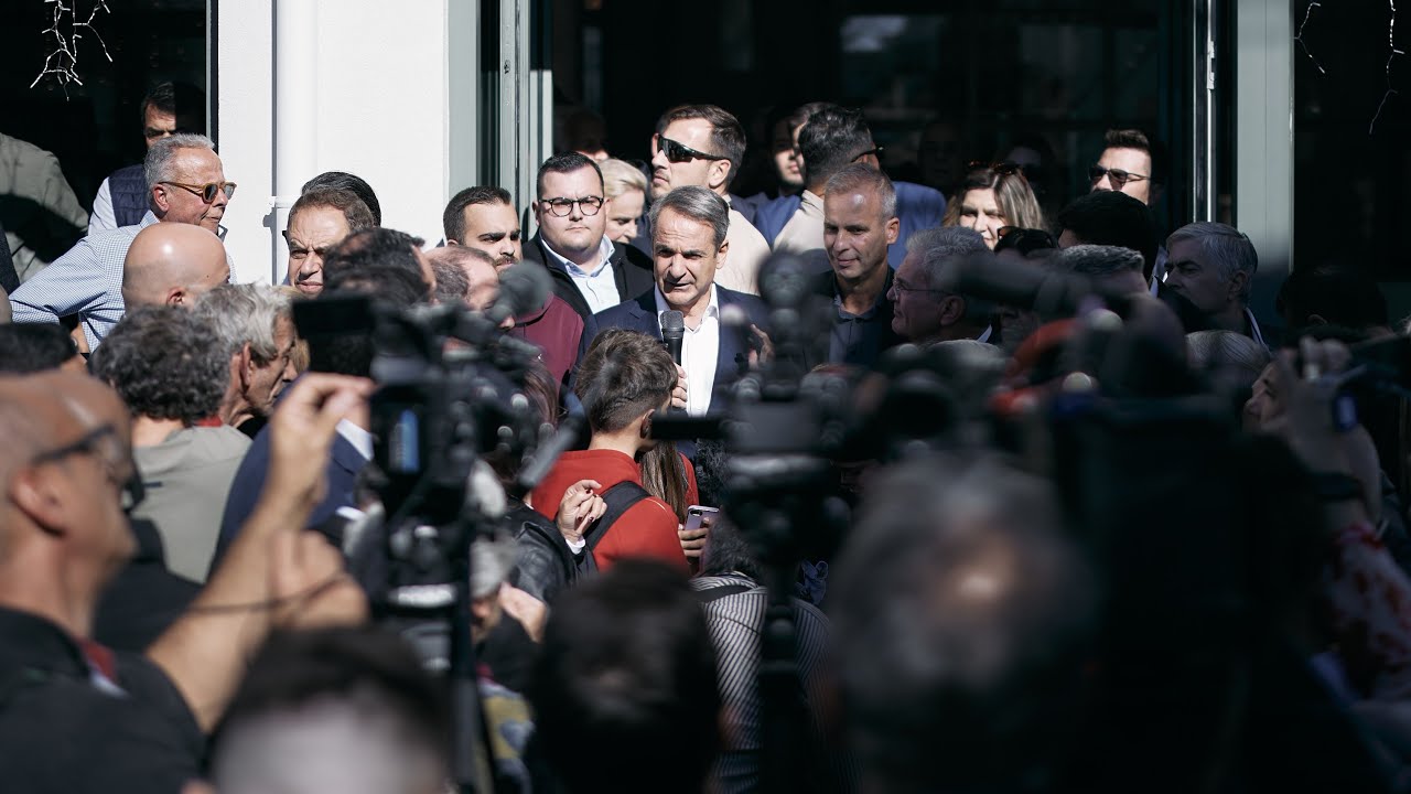 Χαιρετισμός Κυριάκου Μητσοτάκη σε συγκέντρωση πολιτών στην Ελευσίνα