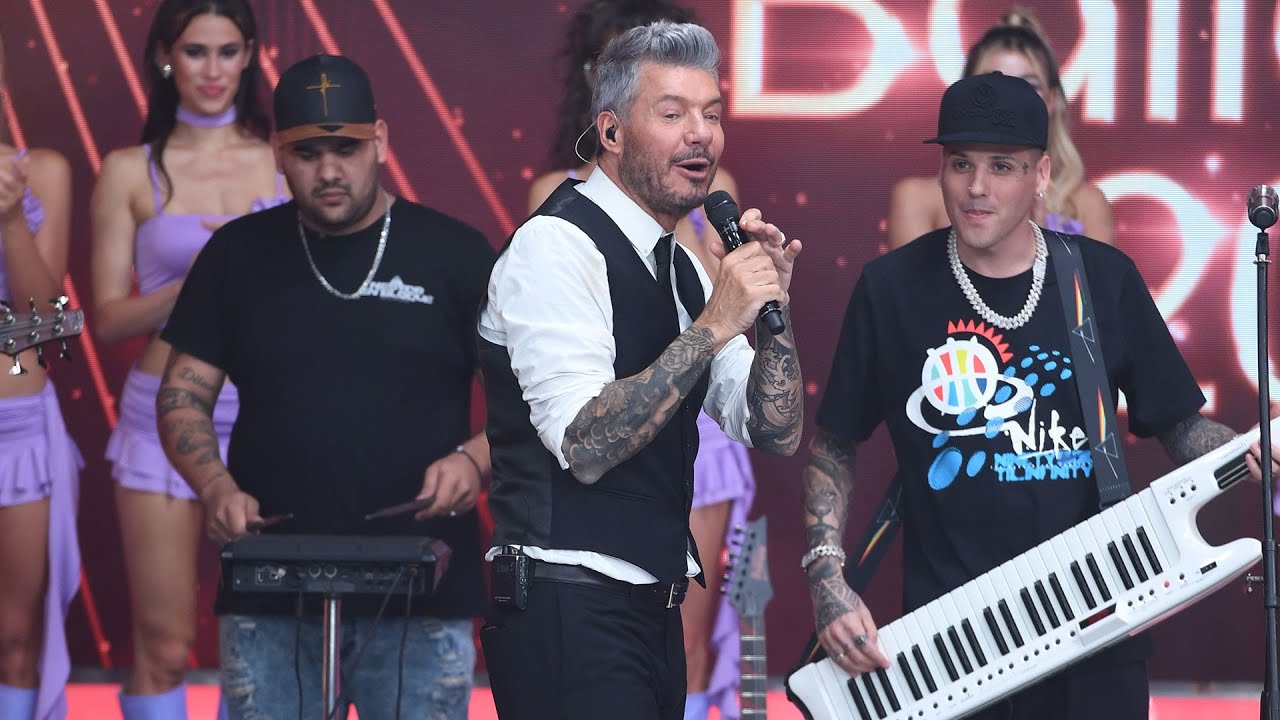 Canta Néstor en Bloque