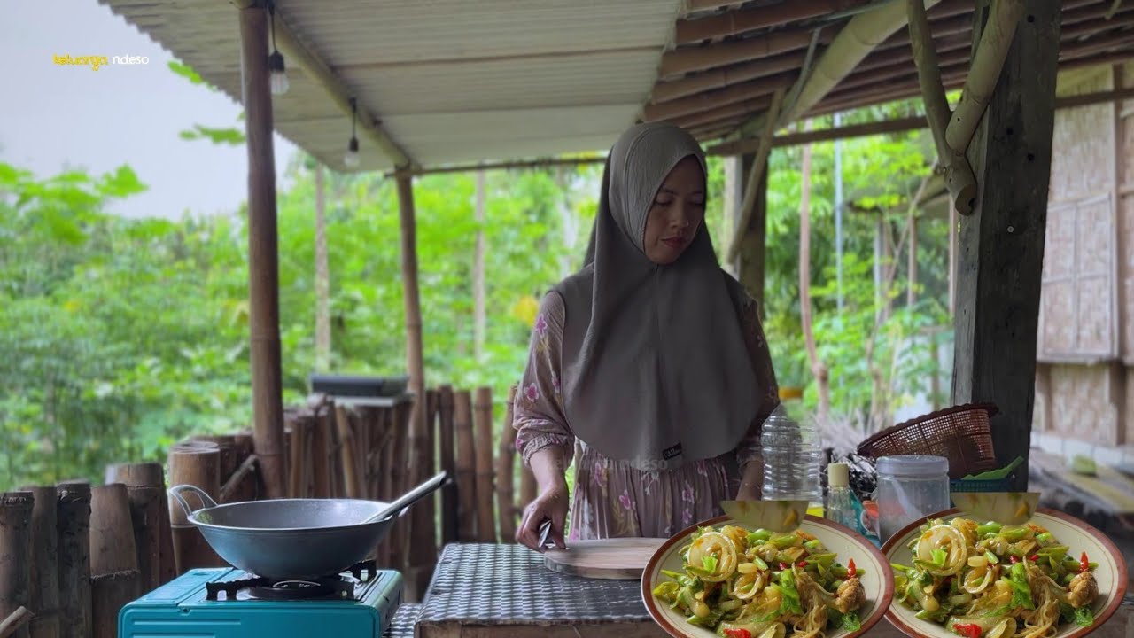 Masak dan makan di teras dapur seru banget, tumis sayur dan ayam pedas manis, masakan desa 