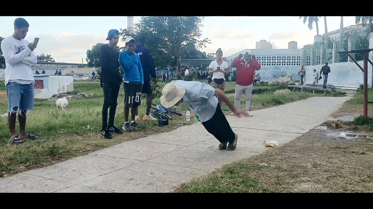 Abuelo paraliza el tráfico en las calles