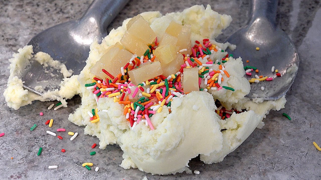 차가운 돌판에서 과자, 과일 토핑을 비벼주는 아이스크림, 콜드스톤 상수, ice cream cooked on a cold stone plate korean street food