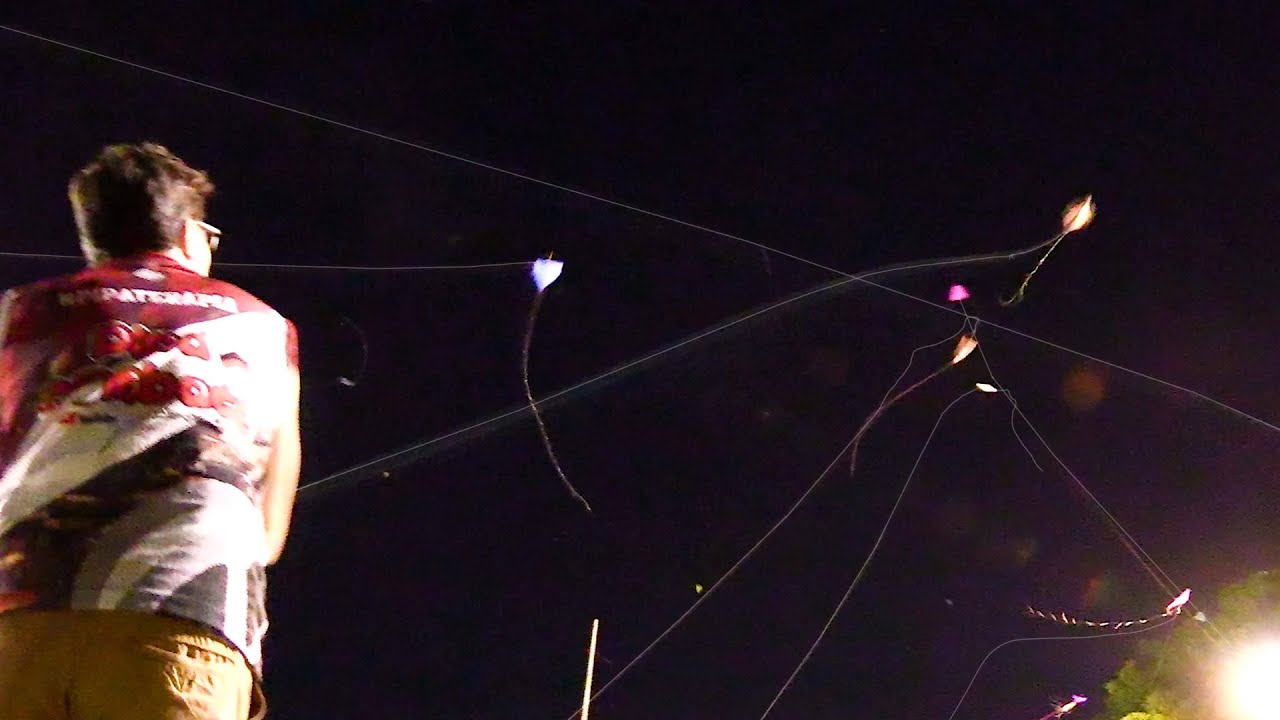 Precisa de Habilidade para Manter sua Pipa no Meio de um Monte de Linha no Festival Noturno