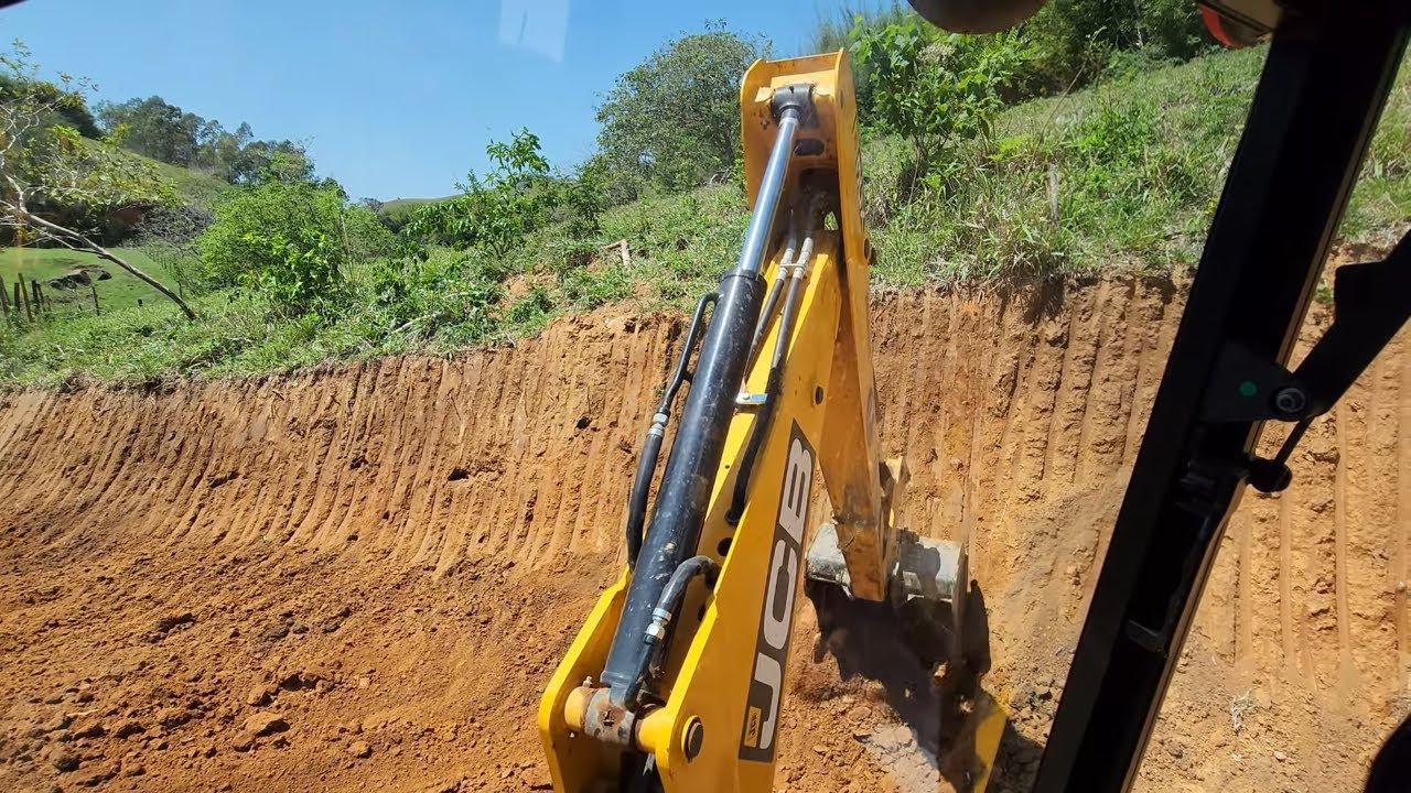 #jcb3cx   Fazendo Talude e Nivelando Terreno