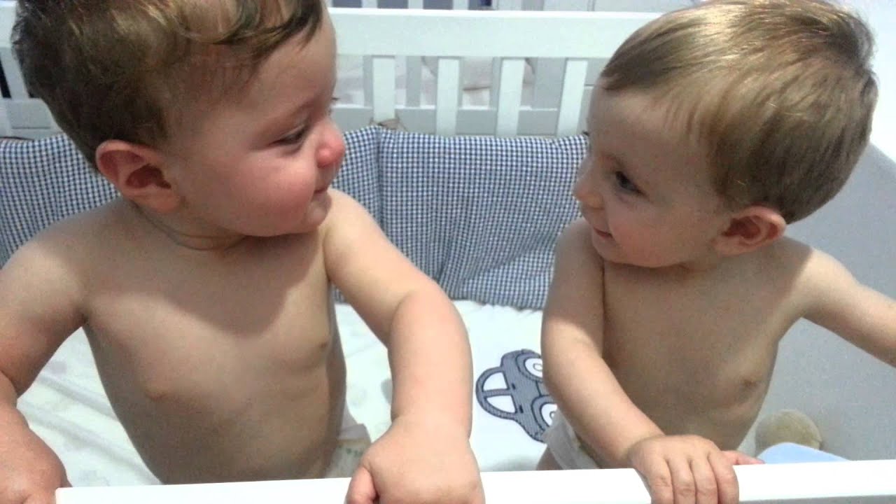 Mellizos hablando entre ellos