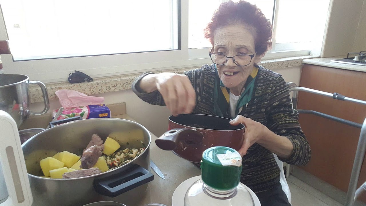שעועית שחורה של סבתא מירי. טבחה בסלק