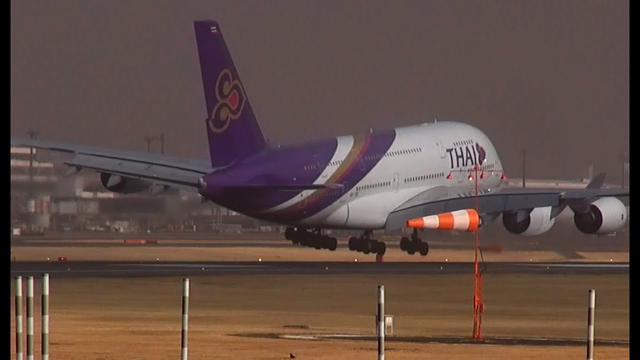 Strong Crosswind Landing!!Thai Airways Airbus A380 Narit Airport RWY16R