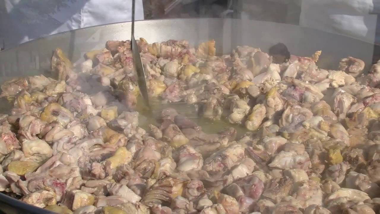 Preparación de la Paella Valenciana a fuego de leña