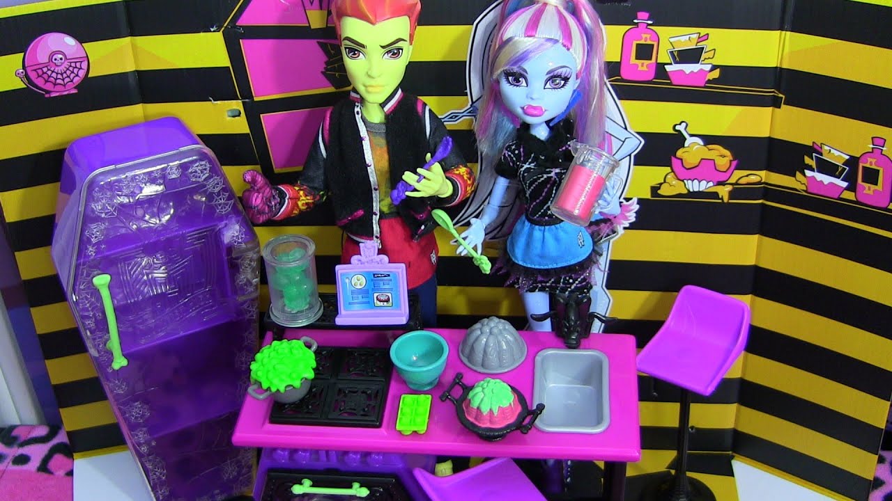 Видеообзор игрового набора Monster High Home Ick!!! :D!!