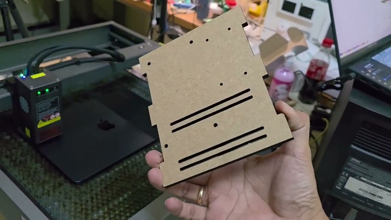 Laser Cutting Grafir di Bahan Logam MacBook
