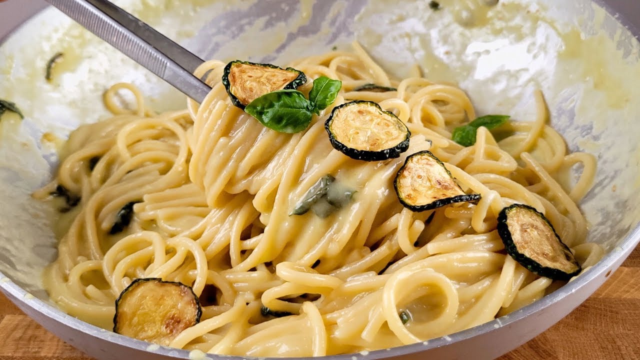 Просто натрите сыр и обжарьте 2 кабачка. Так вкусно я еще никогда не готовил. Спагетти алла Нерано!