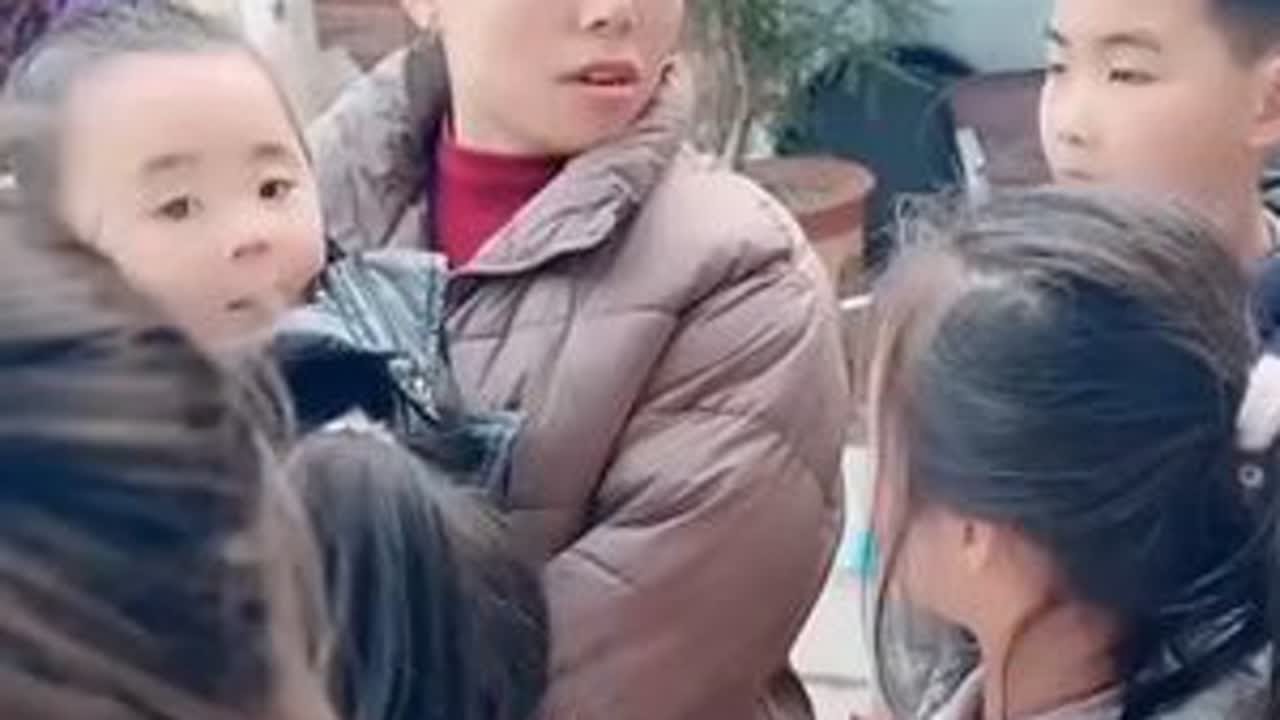 为了生活谋生扔下四个孩子孩子的恋恋不舍在车后跟随#记录真实生活 @#白象中国面温暖中国每一面 #