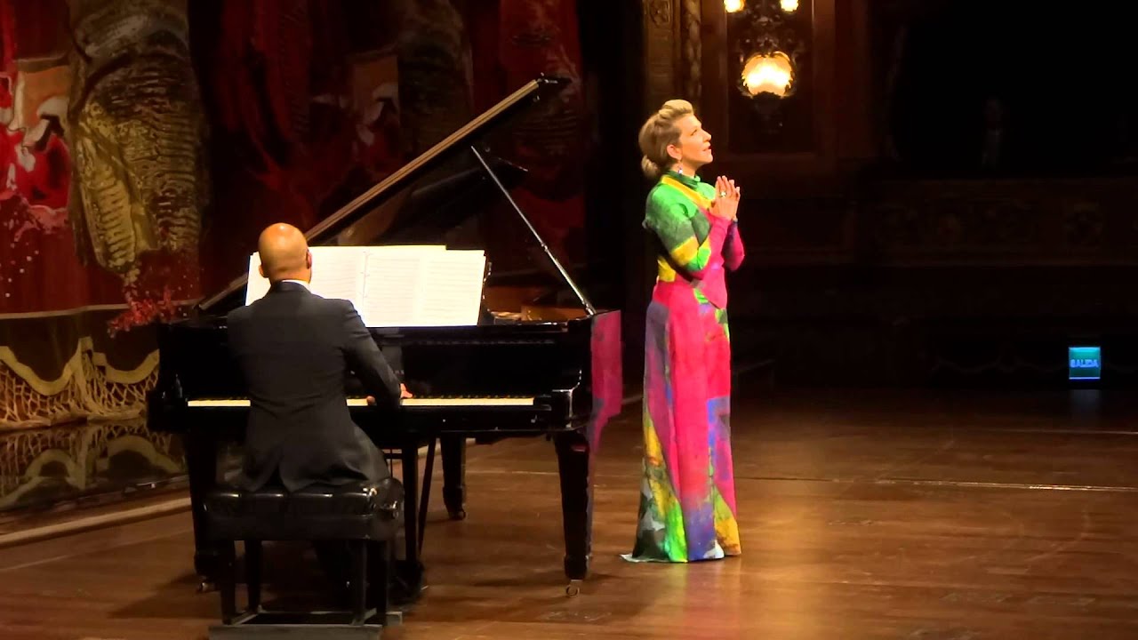 JOYCE DIDONATO canta EL ÁRBOL DEL OLVIDO (Ginastera) - martinwullich.com