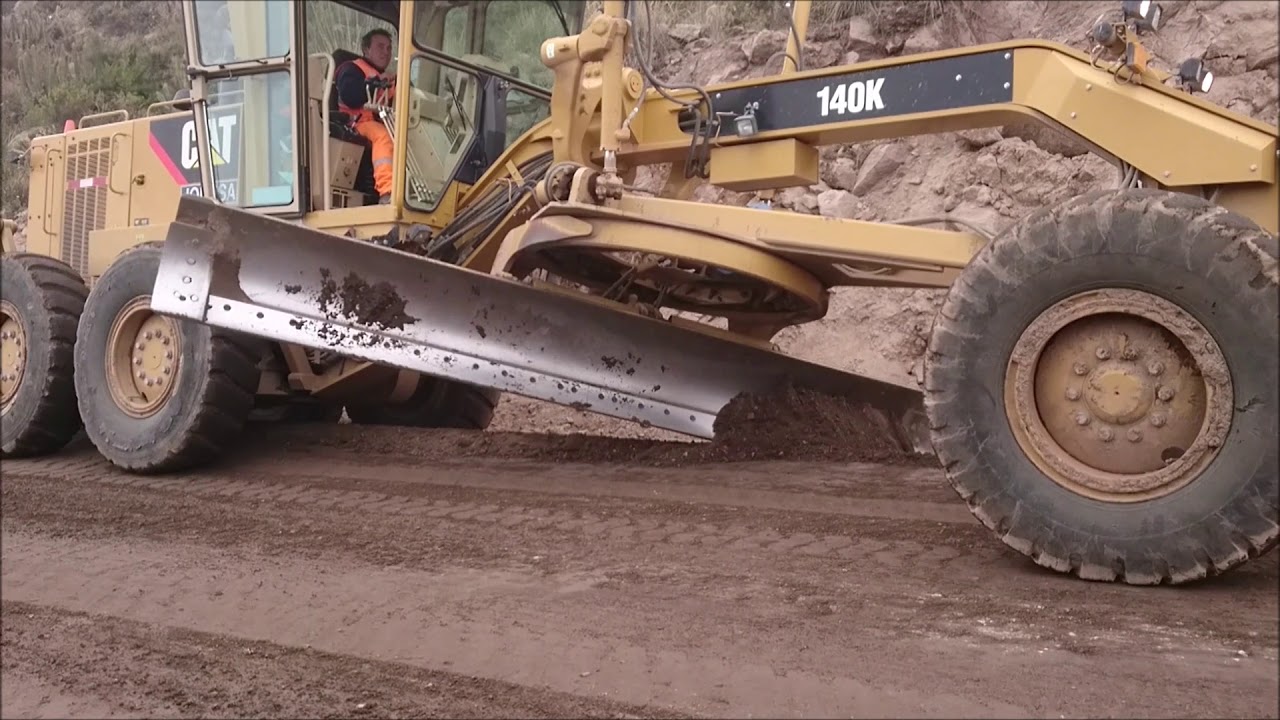 Conformación del material estabilizado , con motoniveladora del Km  124+300 al Km  124+800
