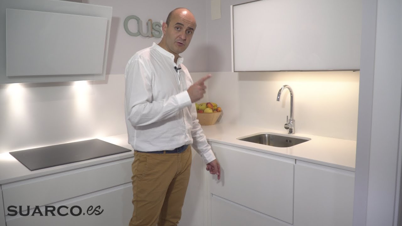 Una cocina blanca  !!!MUY MUY PEQUEÑA!!! con encimera de silestone y sin tiradores