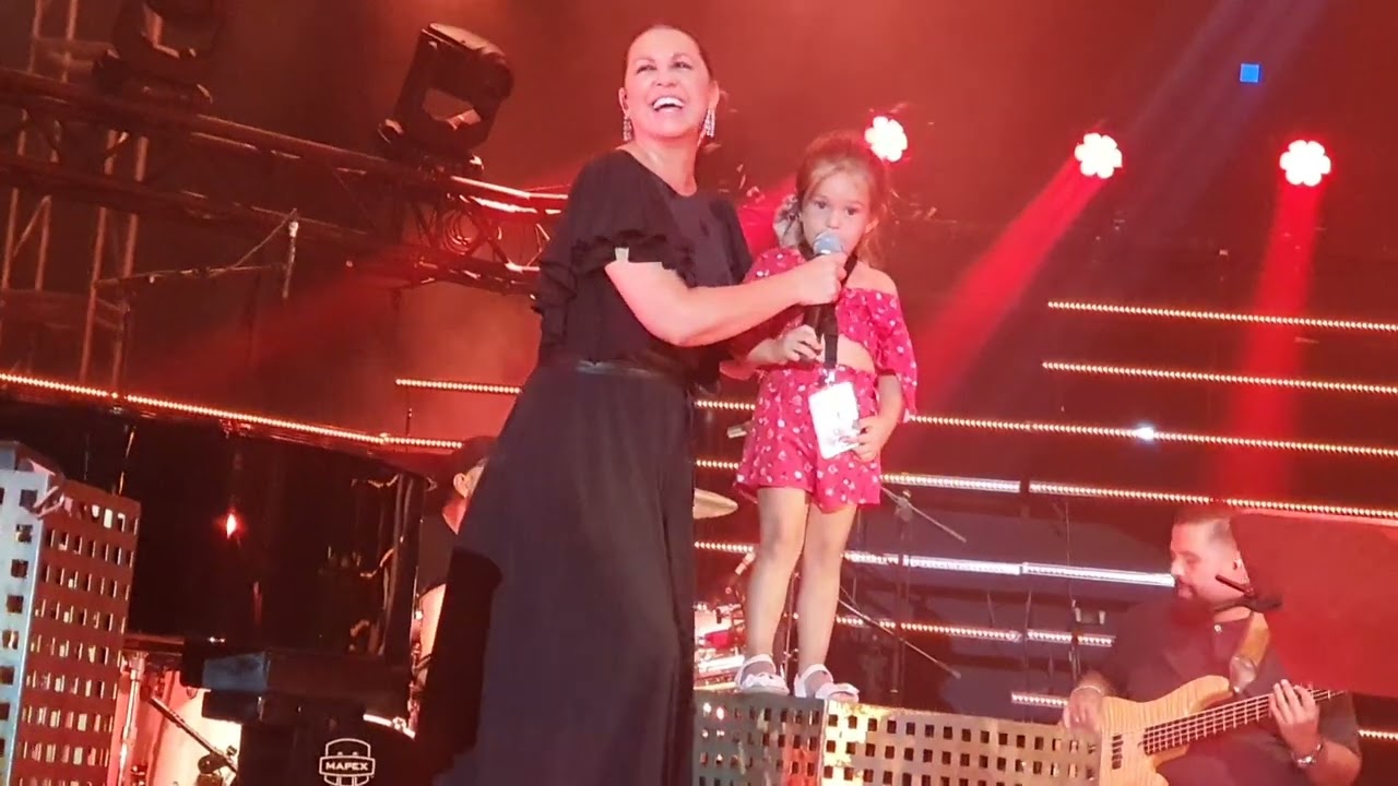 Niña Pastori con su sobrina India en Marenostrum Fuengirola - Válgame Dios y La Niña