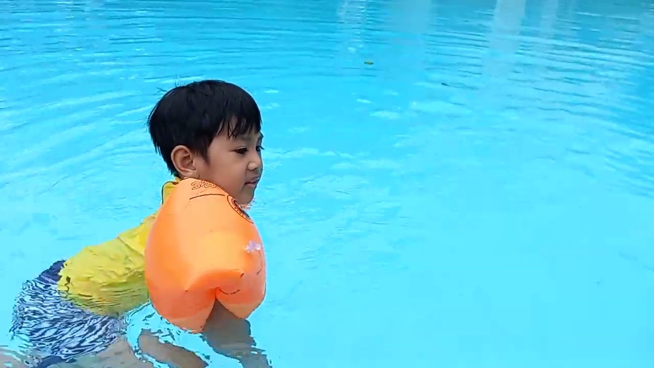 Indo Macau: Sergio Boy's First Time Swimming Just With His Arm Floaties