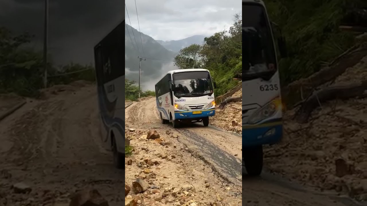 Bus Damri Perintis Melewati Jalur Terjal