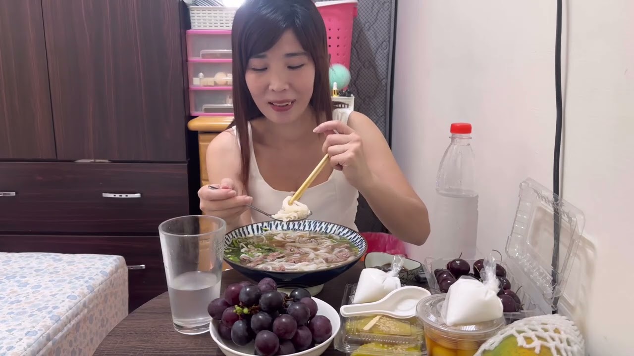 tô phở tái đặt biệt của cô dâu việt tại đài quán rất đông khách linh CSVD 