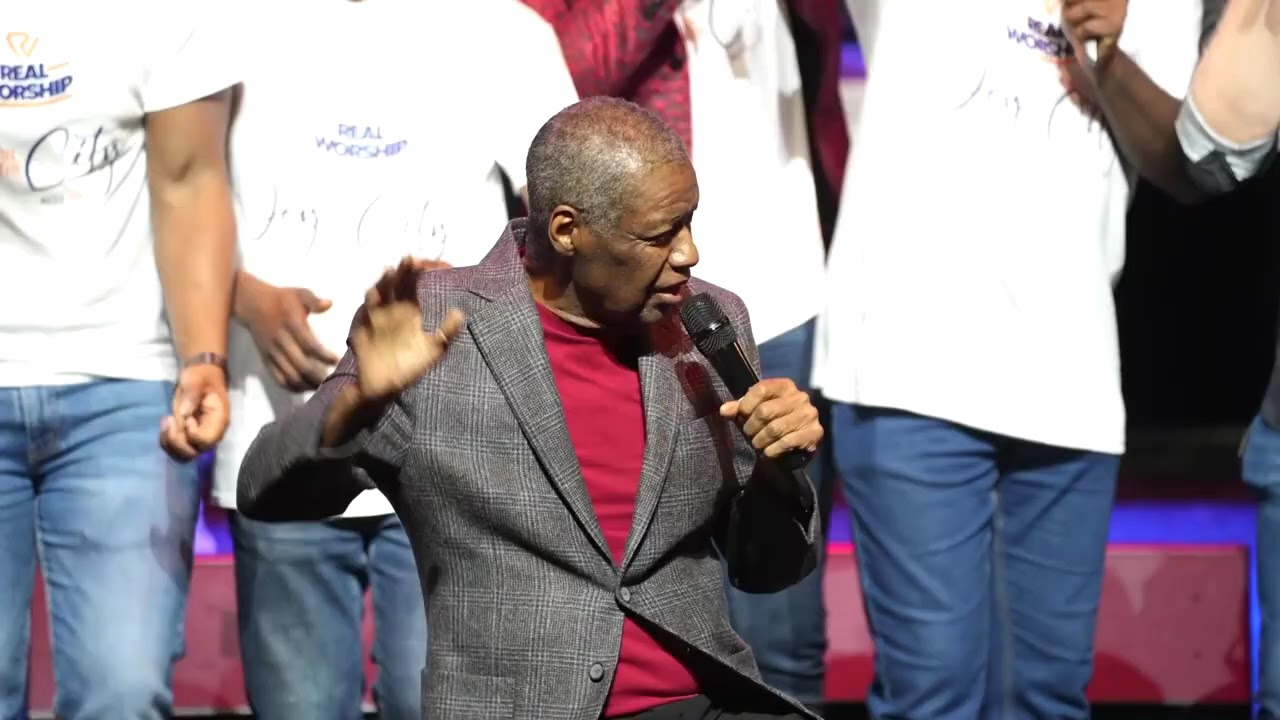 Ron Kenoly praising God with 