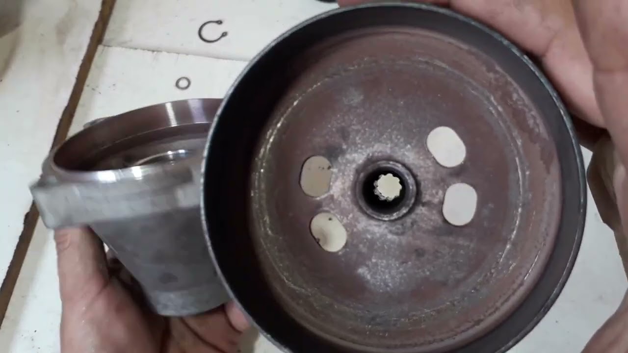 roçadeira Vulcan 43cc,com rolamento do copo do tanbo da embreagem danificado!como fazer atroca!