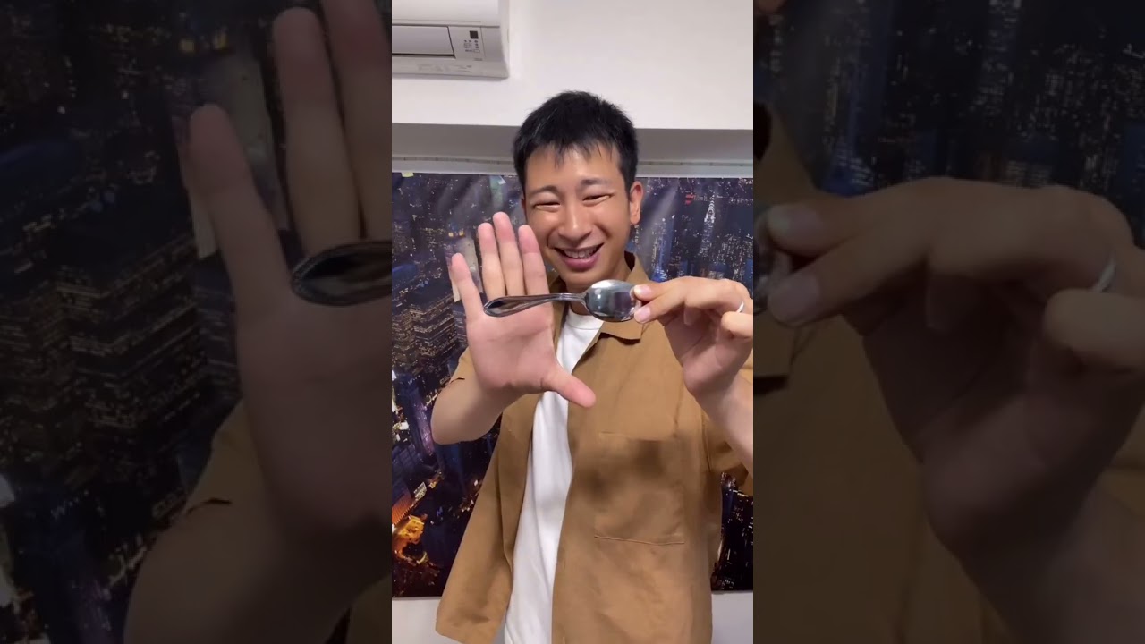 赤いシルクが宙を舞う…幻想的シルクマジック