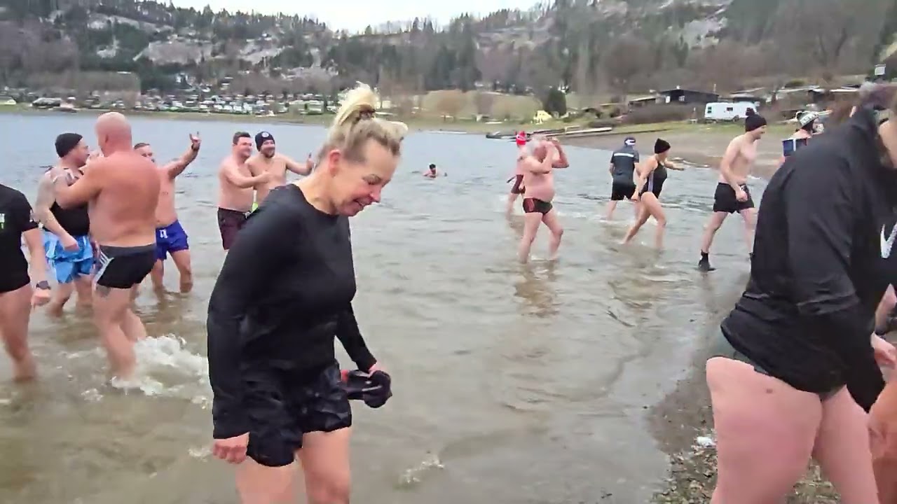 14 . Neujahrsanbaden in der Alterbucht am Hohenwartestausee / Thüringen
