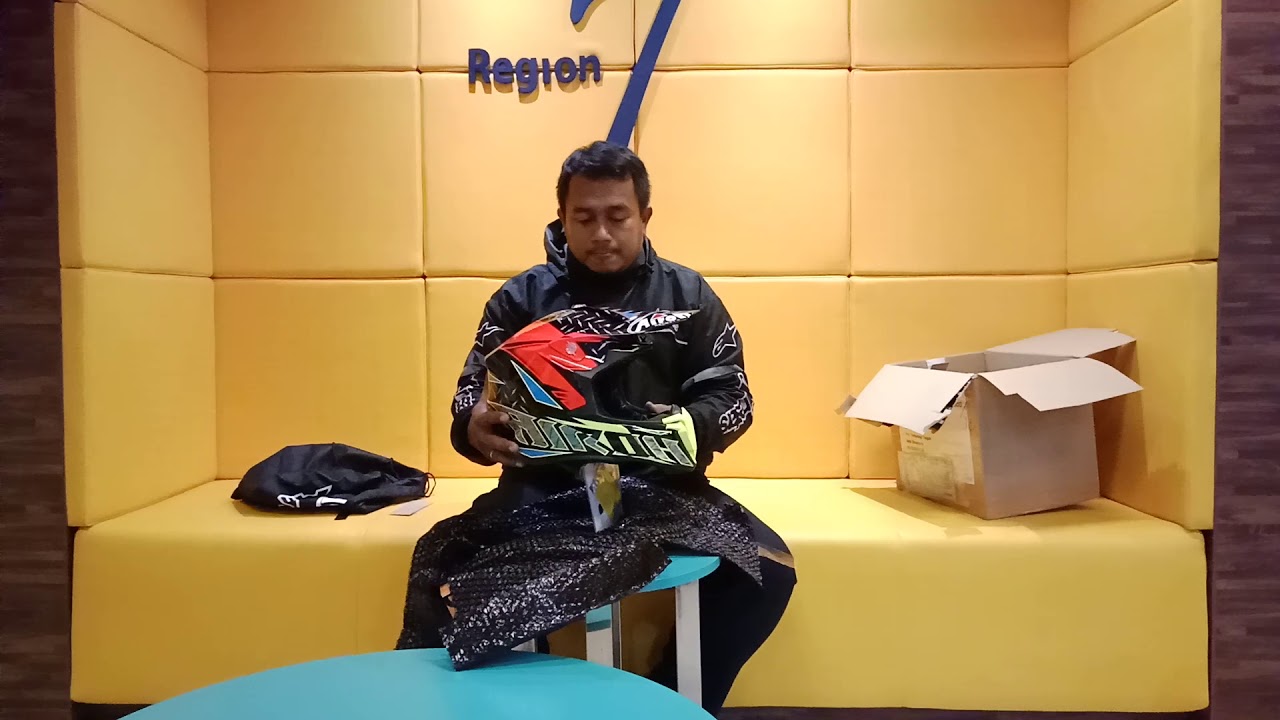 Unboxing Helm Airoh Twist Iron