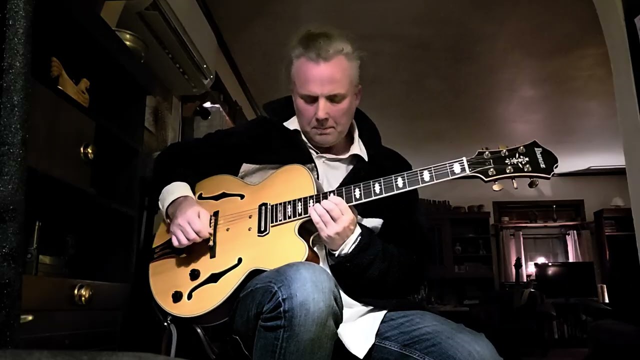 Combo of classical and jazz guitar - Ivan Grand Solberg. 