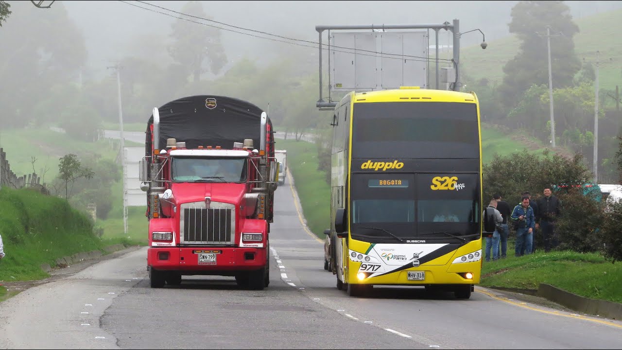 BUSES en la CARRETERA  Bogotá -  Fusagasugá , COLOMBIA