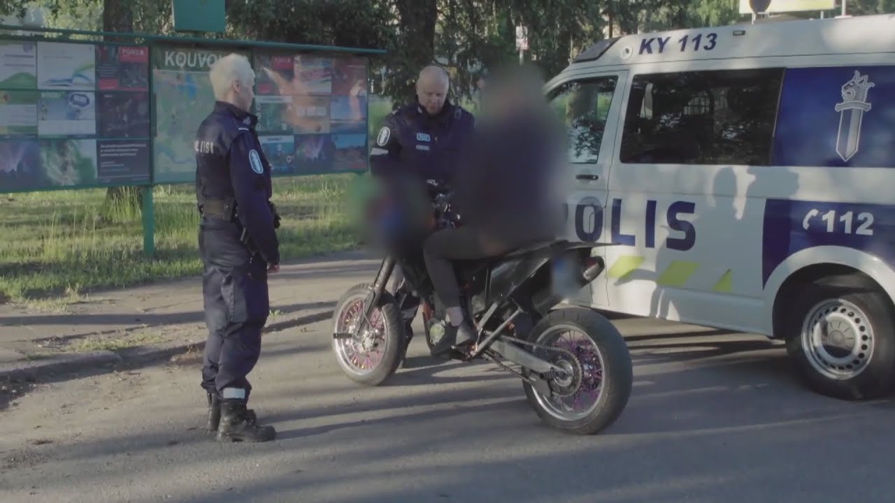 Poliisit - Kotarityttö selviää puhumalla