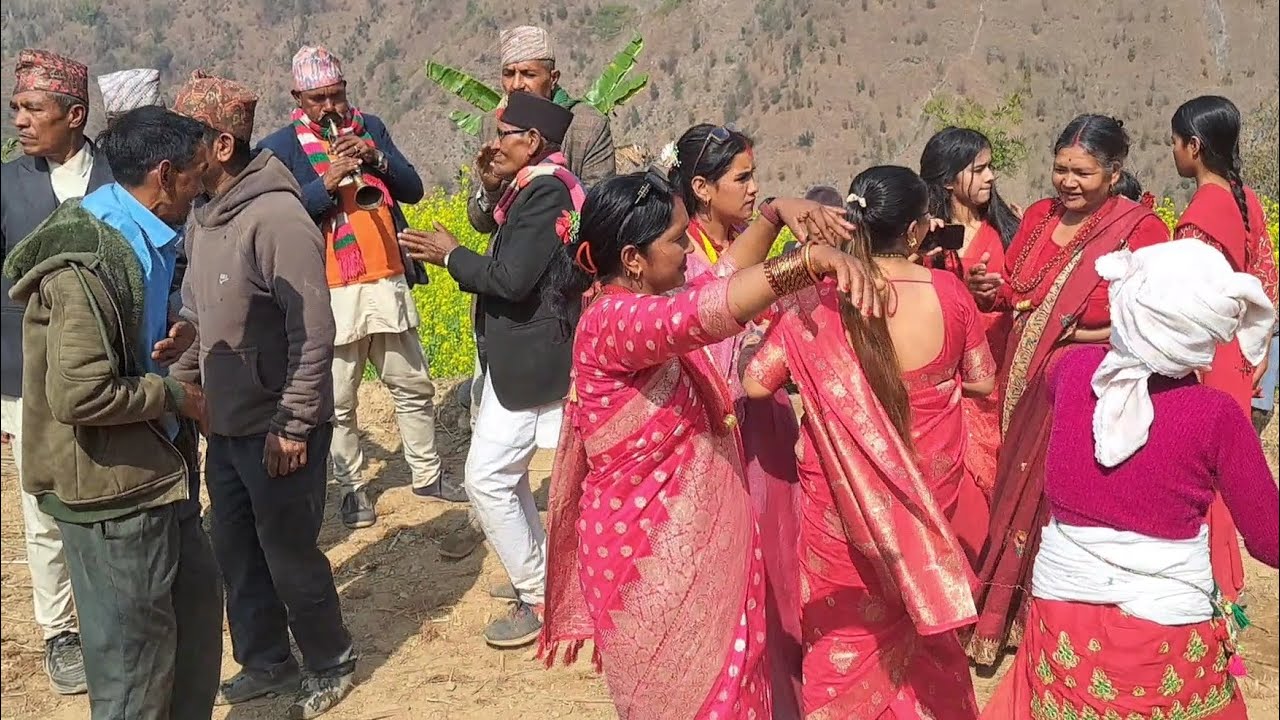 गाउँ घरको अनि पुर्बेली पन्चेबाजाको रमाइलो छुट्टै छनि है साथीहरू रमाइलो त कति हो कति भब्य रमाइलो 