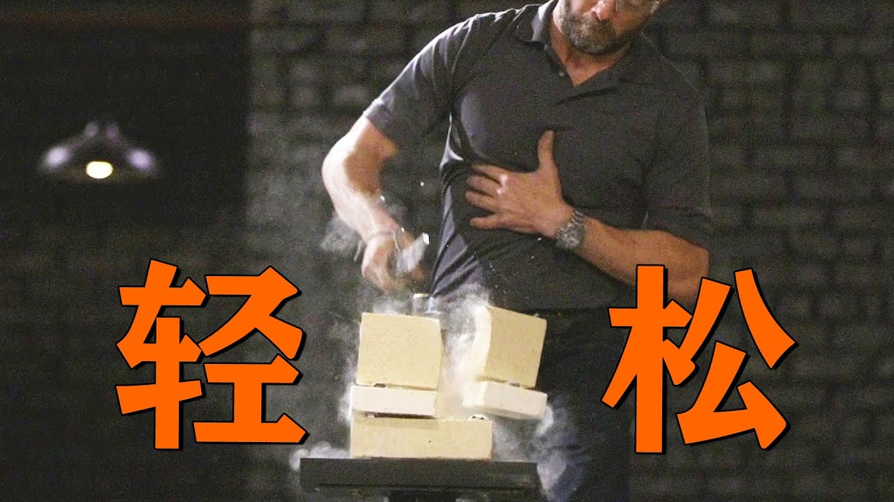 鐵匠跨行初試鍛刀，做出的刀驚豔全場，輕輕鬆鬆劈開3層磚牆！