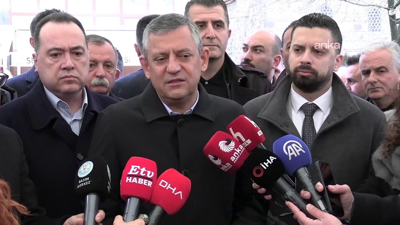 CHP Genel Başkanı Özgür Özel, bayram namazı sonrasında açıklama yapıyor / Manisa