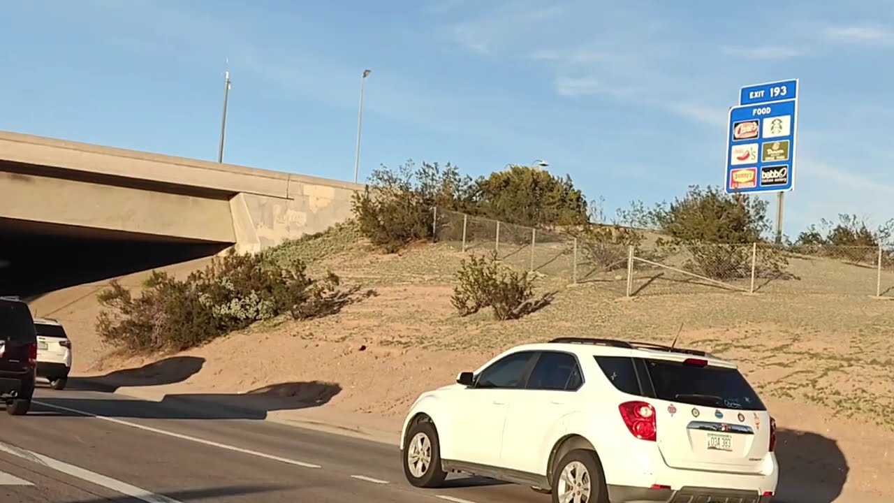 Malo vožnje u pravcu Superstation Mountain. Apache Junction, AZ.