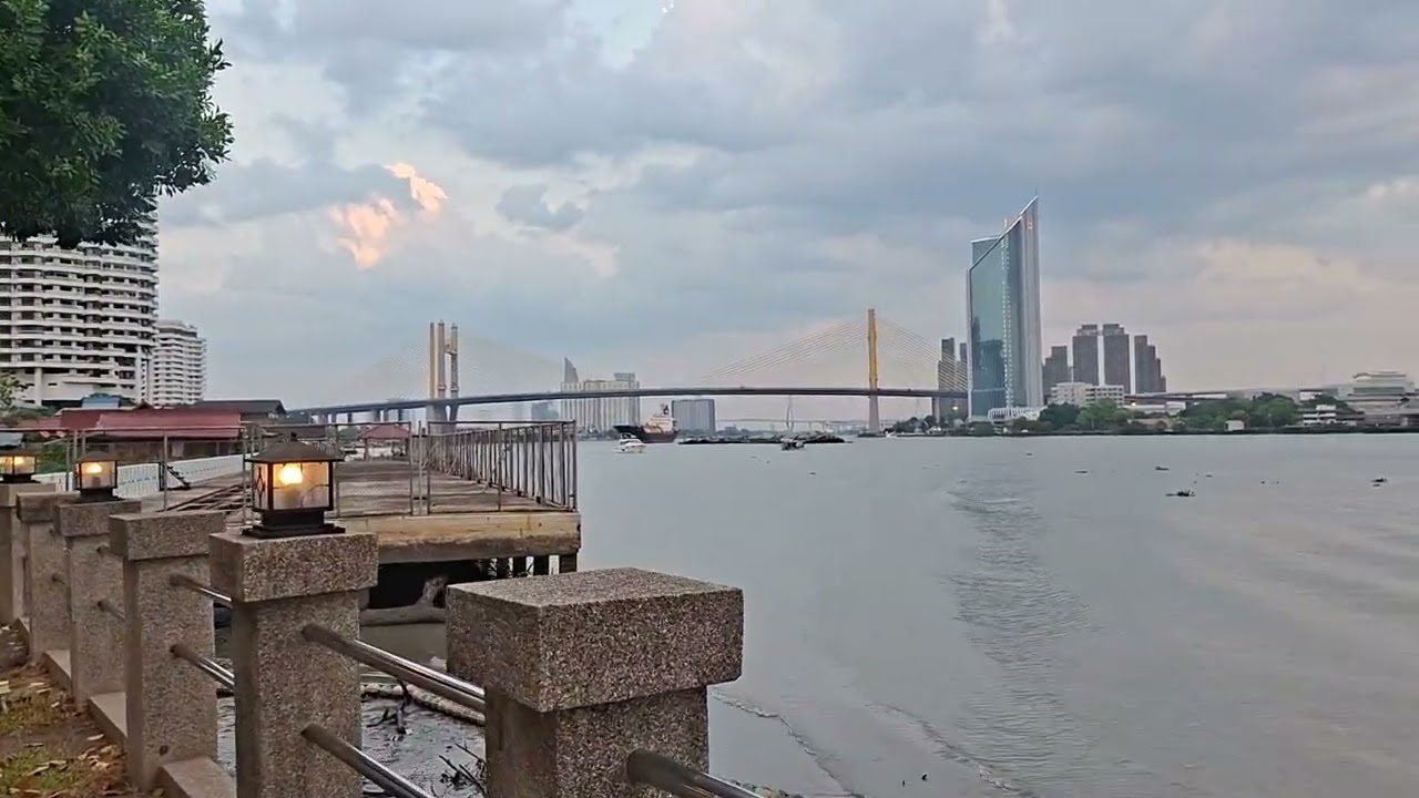 โรงแรม มนเทียร ริมแม่น้ำเจ้าพระยา บรรยากาศยามเย็น