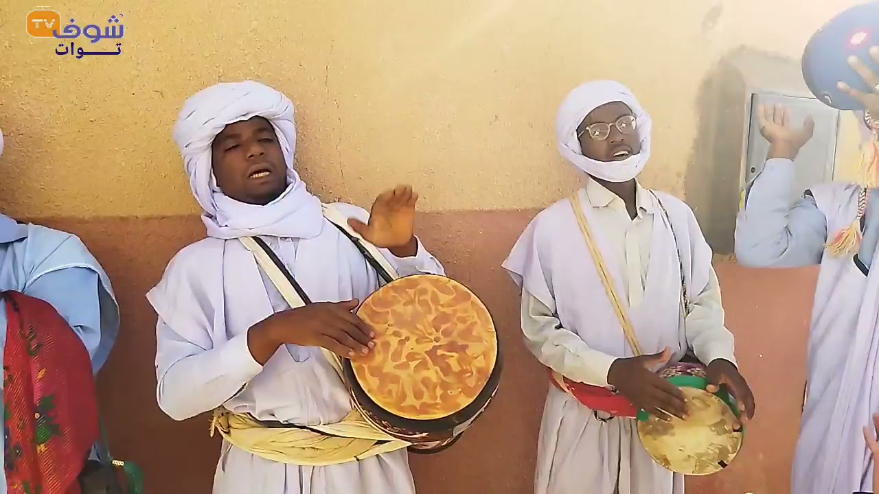 وأنا خويا وين نلقاه ... موهو فسوق موهو عند الدلالة } على ألحان الزمار مولود زڨلاوي