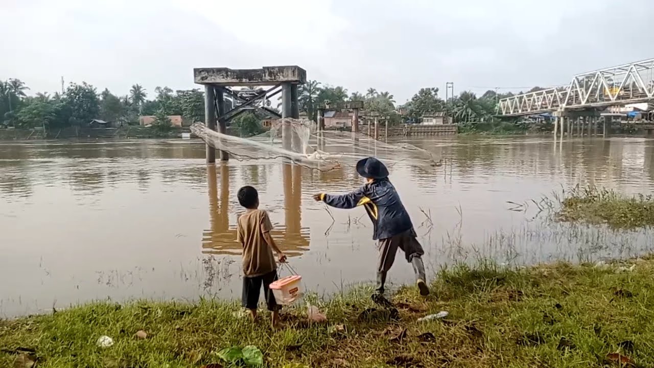 WARGA TURUN KESUNGAI JALA IKAN SAAT SUNGAI MELUAP