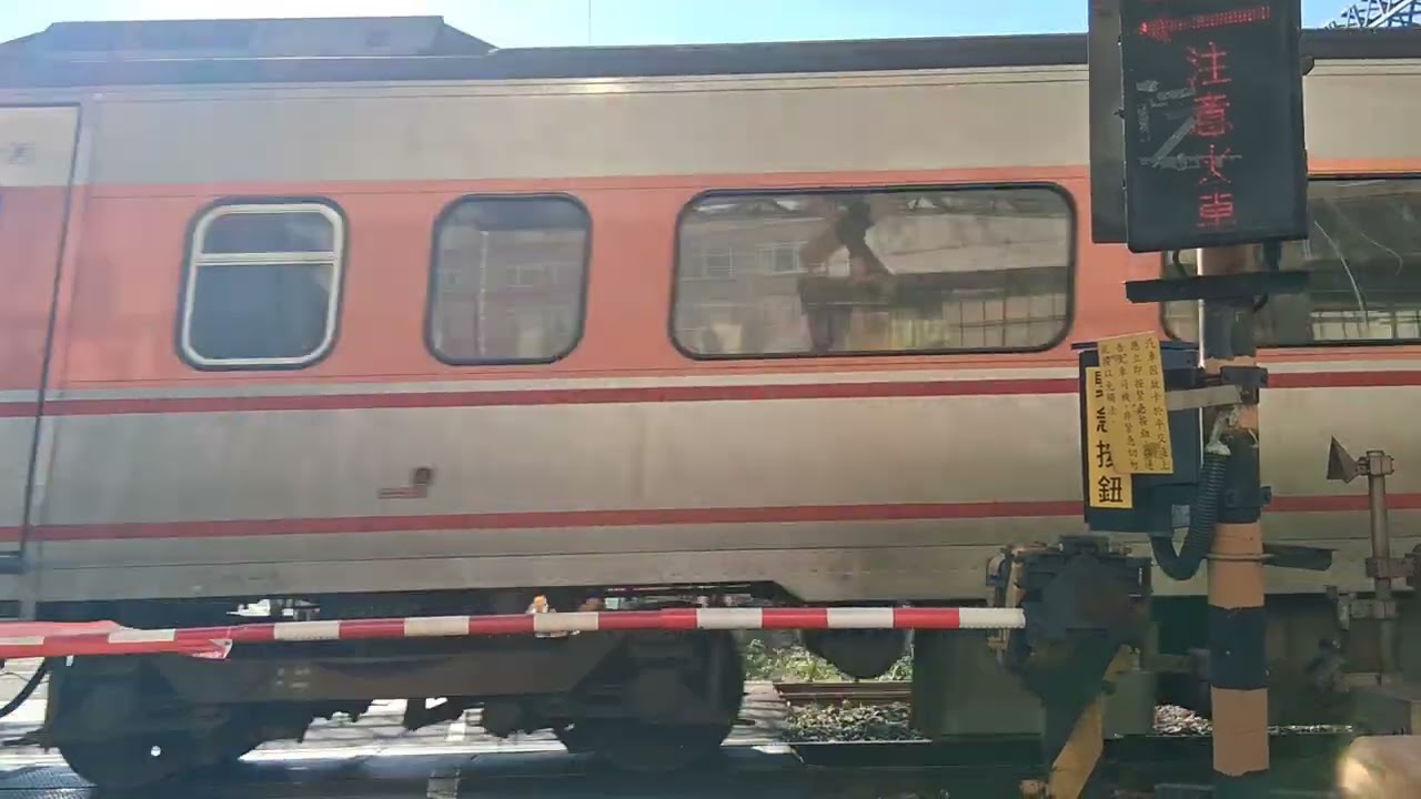 我今天去買早餐 拍到兩台火車 170自強往花蓮恭喜你營運30年 e500車頭維修用舊pp代打 還有1137往苗栗最美區間 完美交會