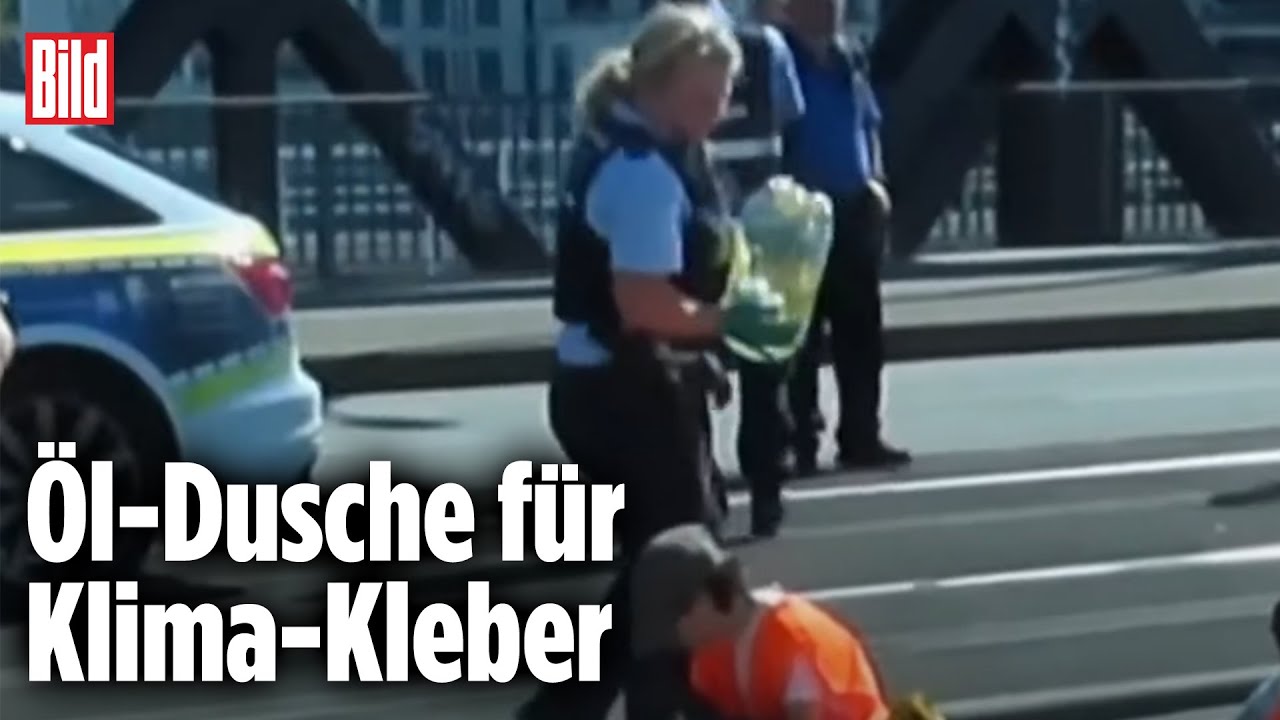 Polizistin (ver)schüttet Öl auf Klima-Kleber