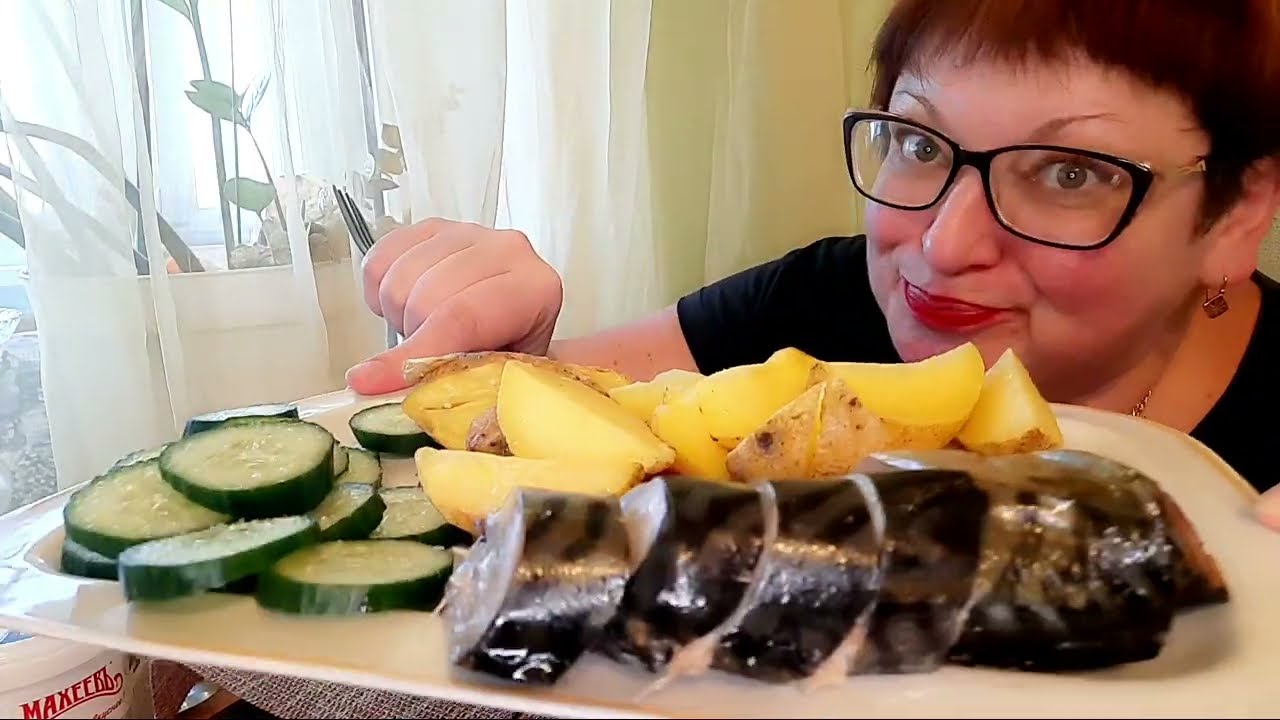 Пожрем/картошка ,скумбрия и овощи/я сегодня даже с салфетками/обжор и разговоры/Мукбанг