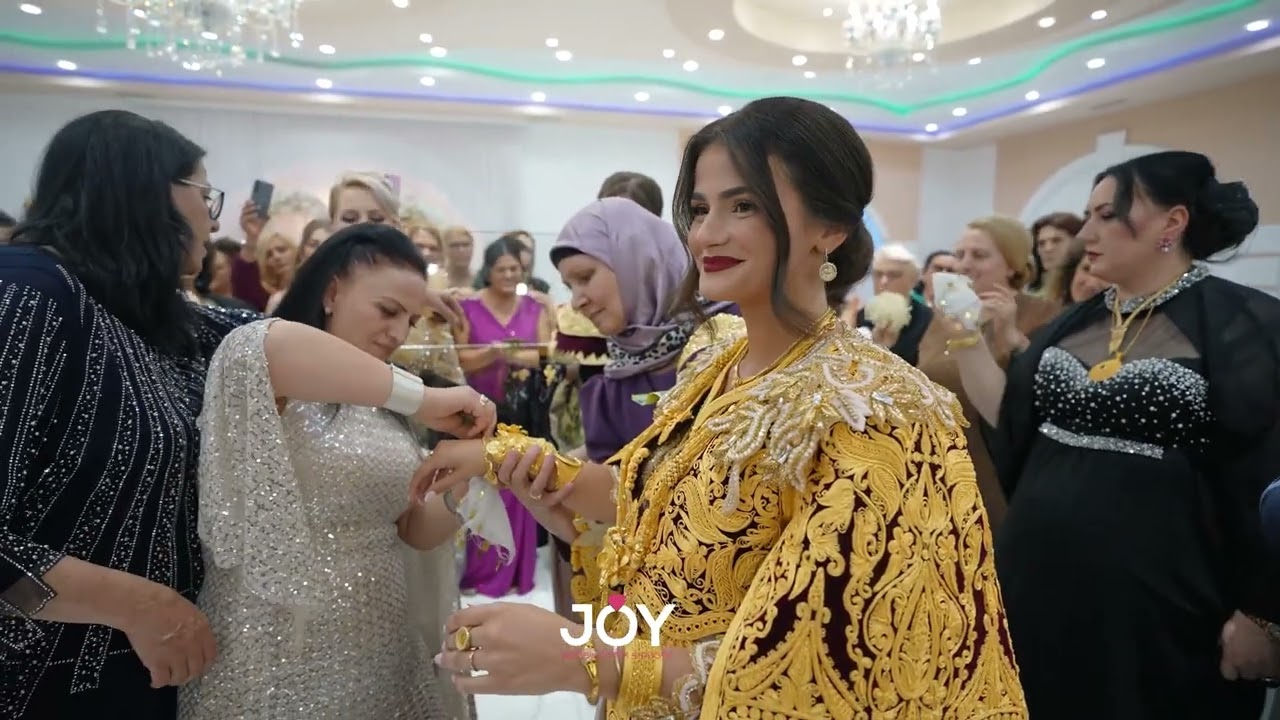Nëna, vjehrra dhe mysafirët e mbulojnë nusen me dukat dhe para! 👰💰✨