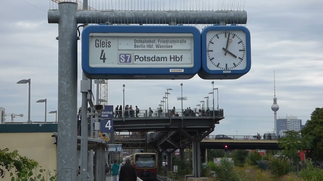Fallblattanzeiger bei der S-Bahn Berlin in Aktion (2016)