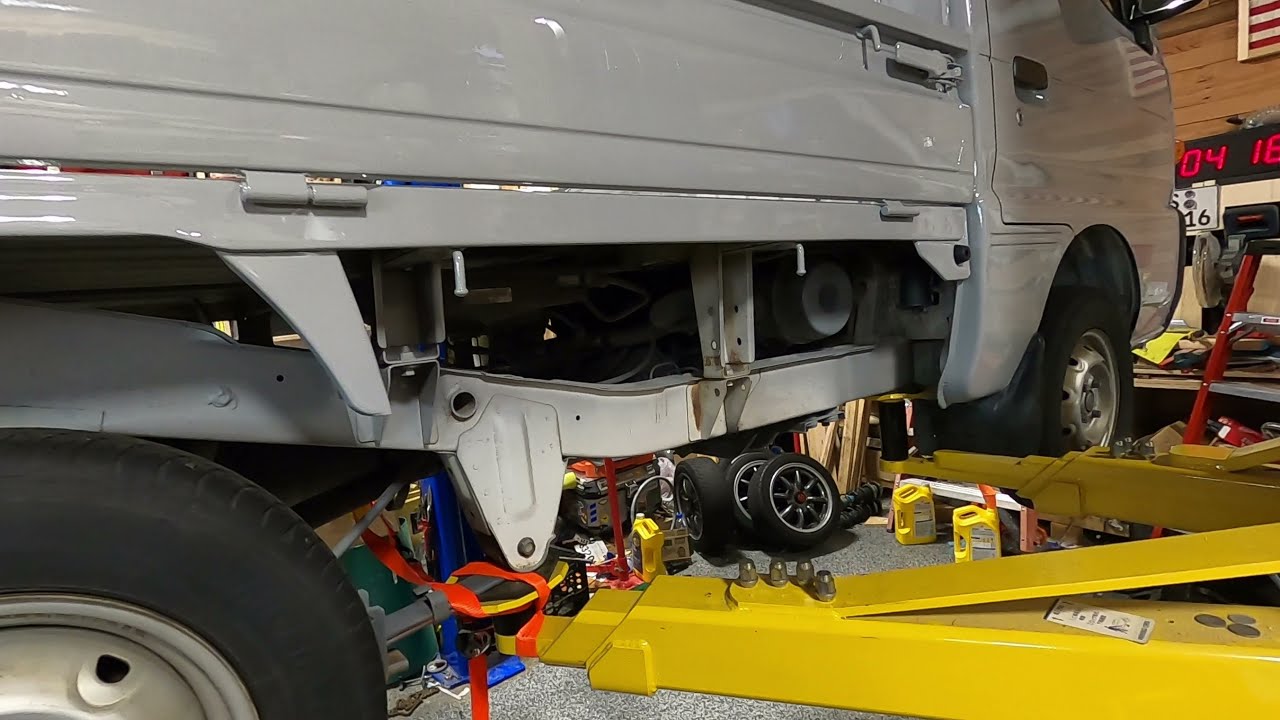 Suzuki Carry - Putting your kei truck on a 2 post lift (DD51T)