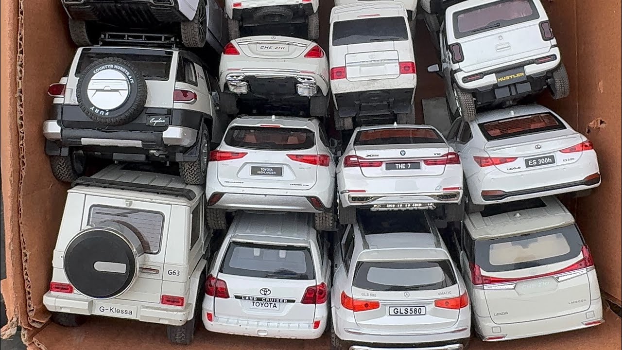 Recojamos coches modelo diecast: Mercedes-Benz, Toyota, Mercedes-Benz G-Class, Honda Civic y Lexus.