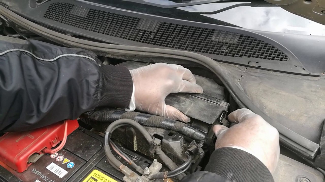 How to change air filter on Renault Megane 2006 model