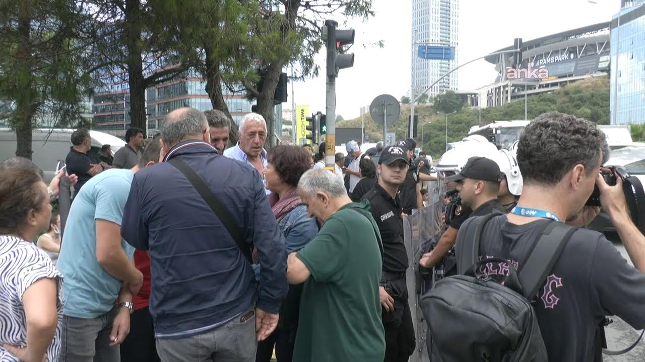Çevik kuvvet ablukasındaki CHP İstanbul İl Başkanlığı çevresinde son durum
