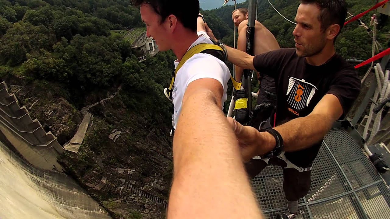 Bungee Sprung vom 220m hohen Staudamm in Verzasca