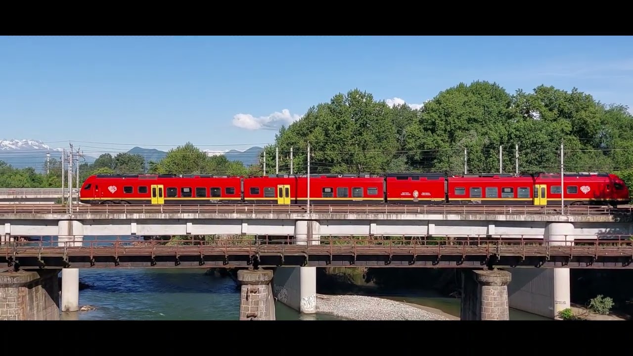 Treni su un ponte a Torino Nord. Trains on a bridge in North Turin.