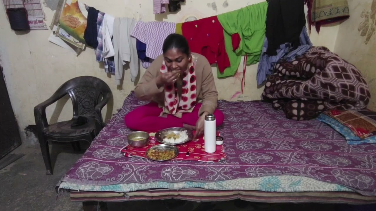 Aaj me Chawal dal anda patta govi ki shabji kh rahi hun 