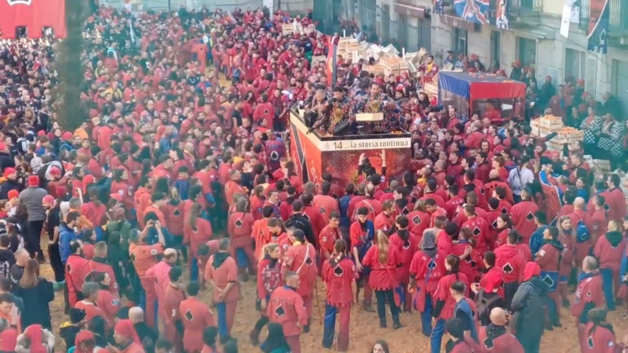 Aranceri a piedi offrono da bere al Carro
